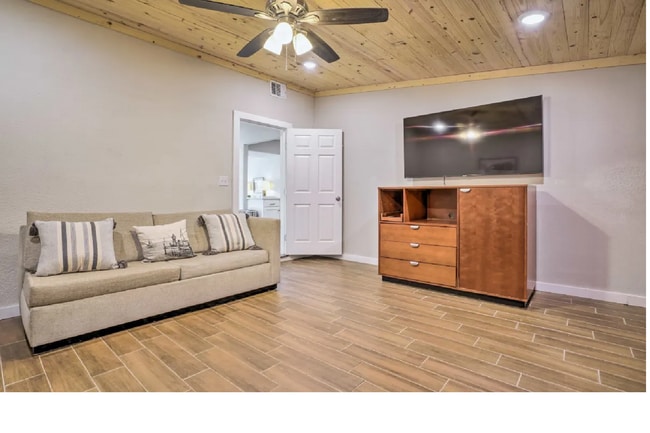 flex room/ bedroom 4 - 127 Loy Dr
