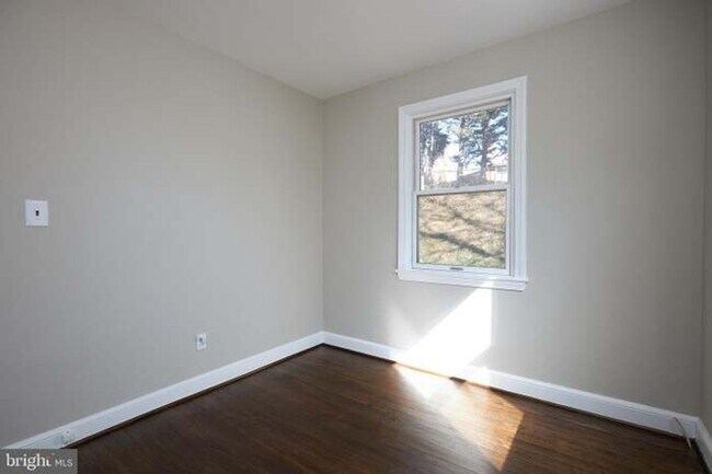 Building Photo - 221 Dale Dr