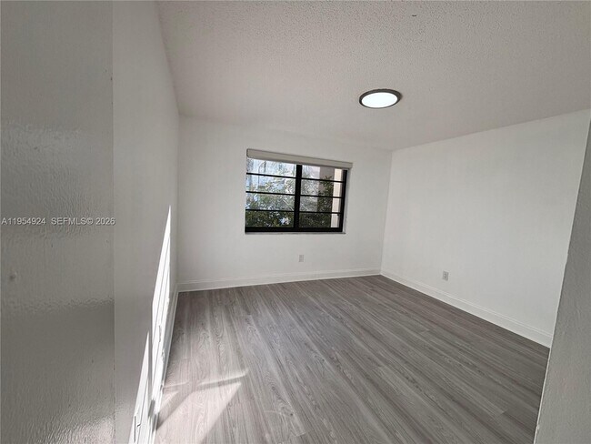 Building Photo - 9301 SW 92nd Ave