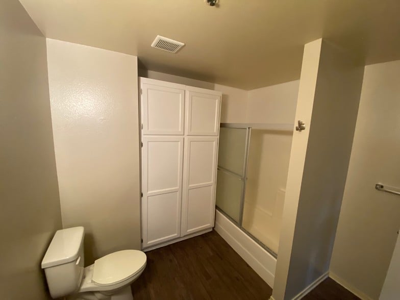 Master Bath - 1033 Southwood Dr