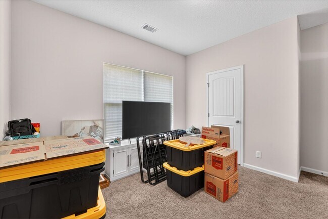 Building Photo - AVAILABLE MAY 2026  [PET FRIENDLY]