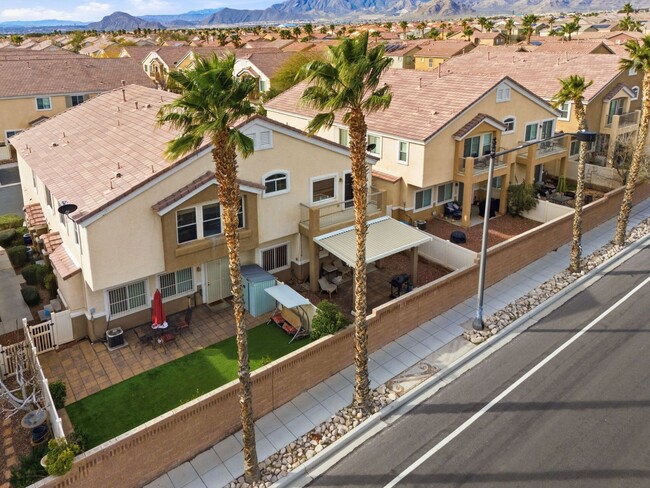 Building Photo - GORGEOUS TWO STORY TOWNHOME IN LAS VEGAS