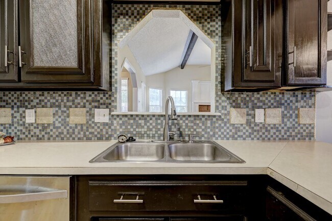 Building Photo - 3 Bed 2 Bath in OKC!