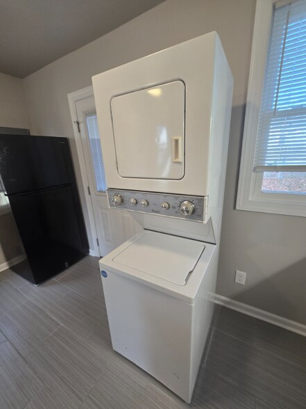 Building Photo - 1112 E 16th St