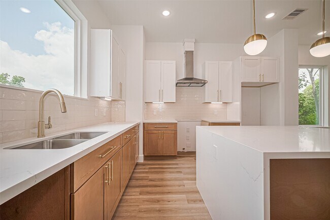 Building Photo - 6023 Maybell St