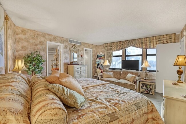 Building Photo - 2800 N Ocean Dr