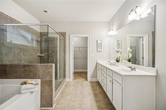 Building Photo - 5180 Mirror Lake Dr