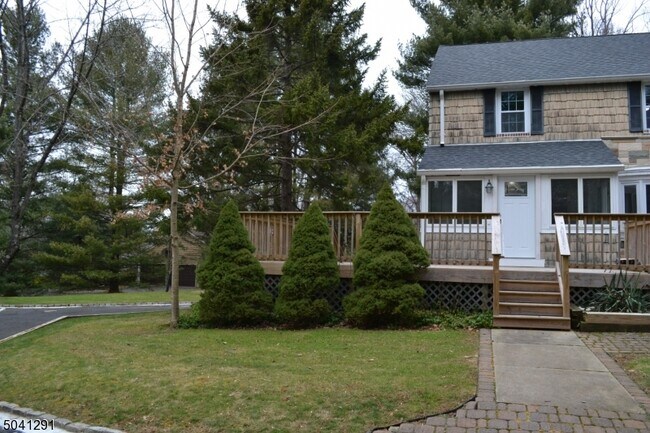 Building Photo - 3 Meadow Dr