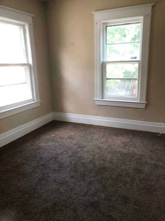 Building Photo - 362 Selye Ter
