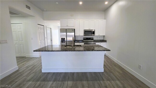 Building Photo - 2909 SW Santa Barbara Pl