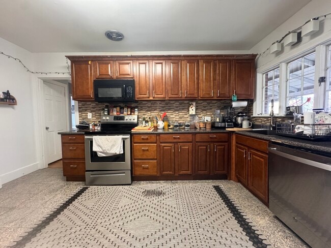 Building Photo - 10 Webster St