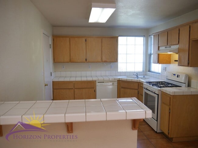 Building Photo - Open 3 Bed 2.5 Bath 1,959 Sq. Ft. Antelope Home