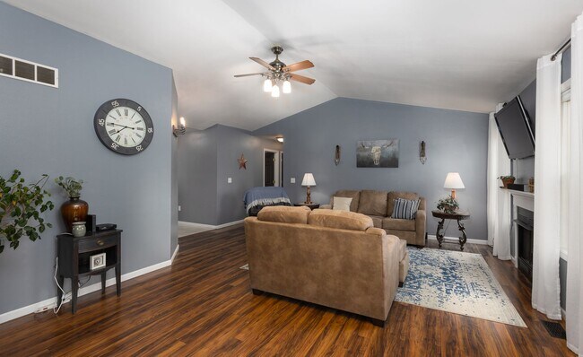 Building Photo - 3bd/2ba home available in November