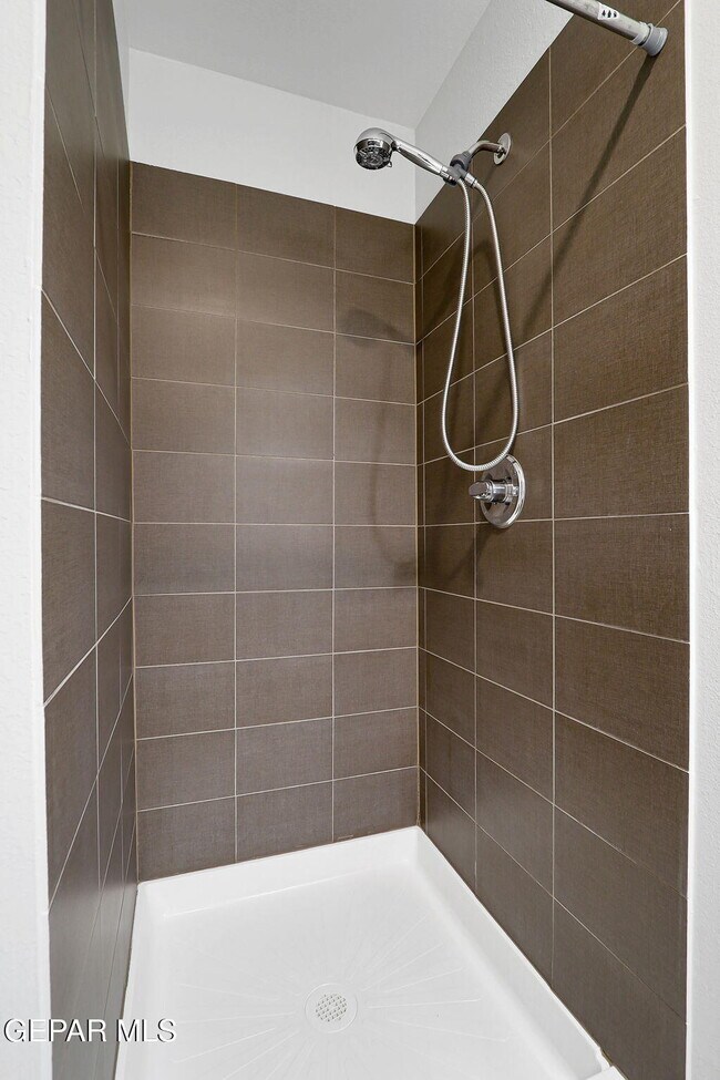 Building Photo - 4016 Camelot Heights Dr