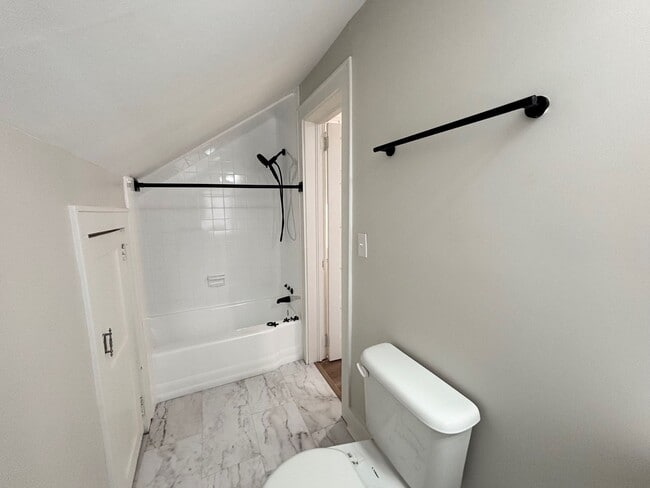 Building Photo - Bungalow in rosewood