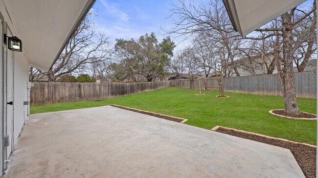 Building Photo - 1112 Village Green Dr