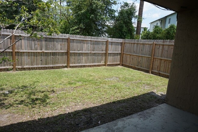 Building Photo - 2 bedroom townhome on Westside Near NAS