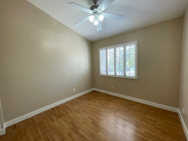Building Photo - Carry Over Showing: This property has been...