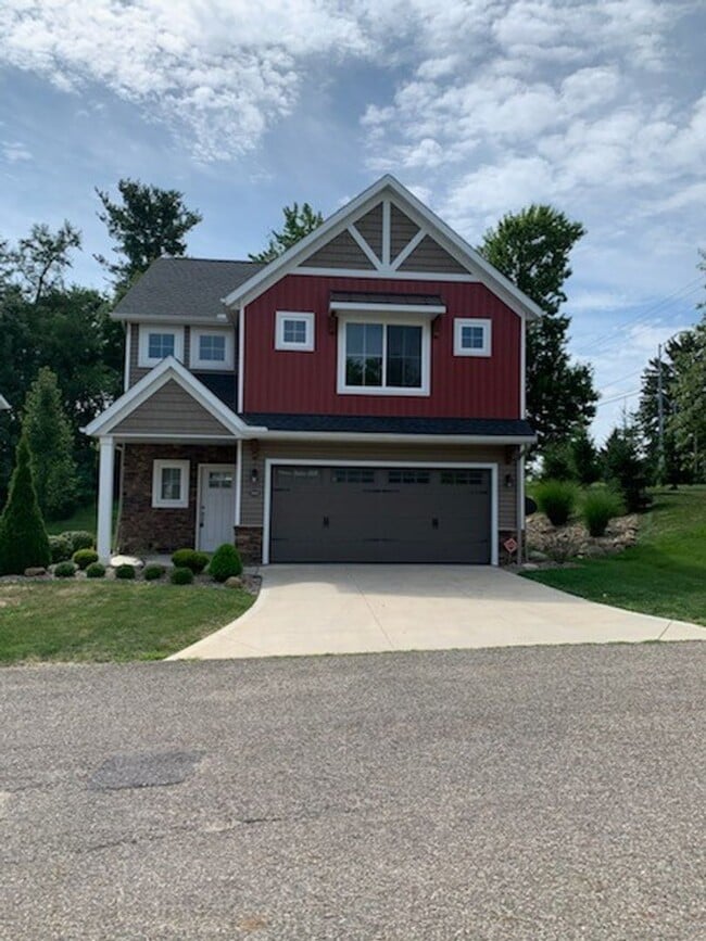 Building Photo - Beautiful 3 bedroom 2 1/2 bath home