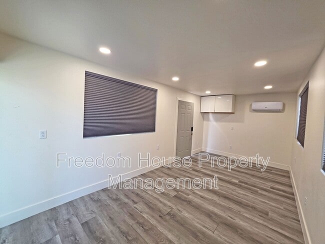 Building Photo - 3630 E Vineyard Dr N