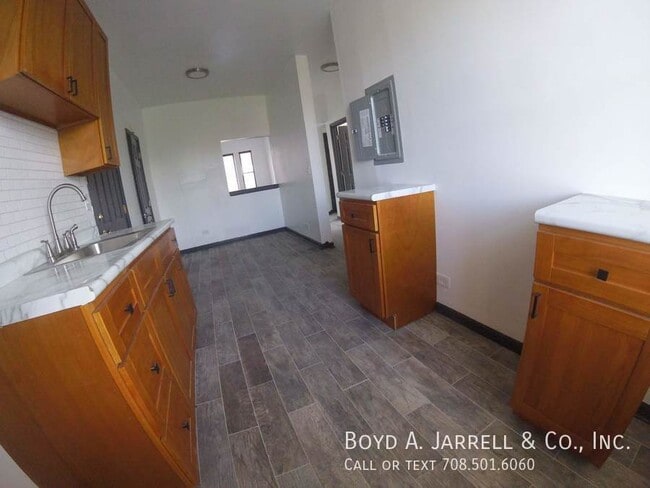 Building Photo - 68 E 57th St