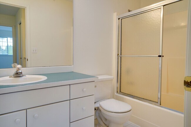 Building Photo - Renton Multi-level home