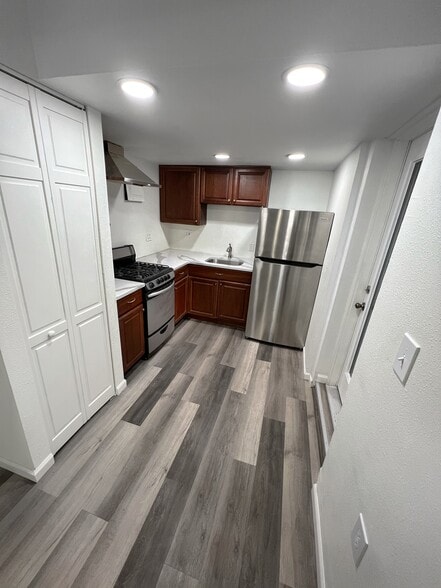 Building Photo - 240 Main St