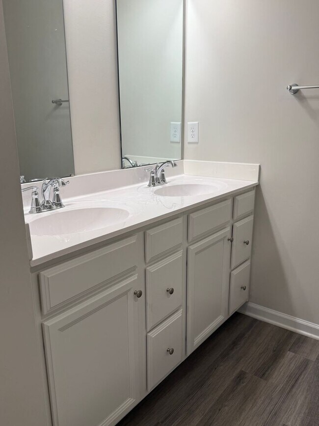 Building Photo - Amazing 3 Bedroom Townhome in North East R...