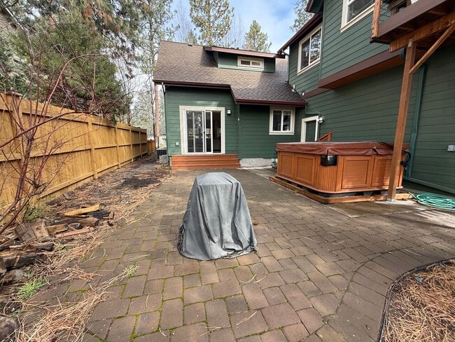 Building Photo - Beautiful 3 Bed/2.5 Bath Home in West Bend - Albany Ave