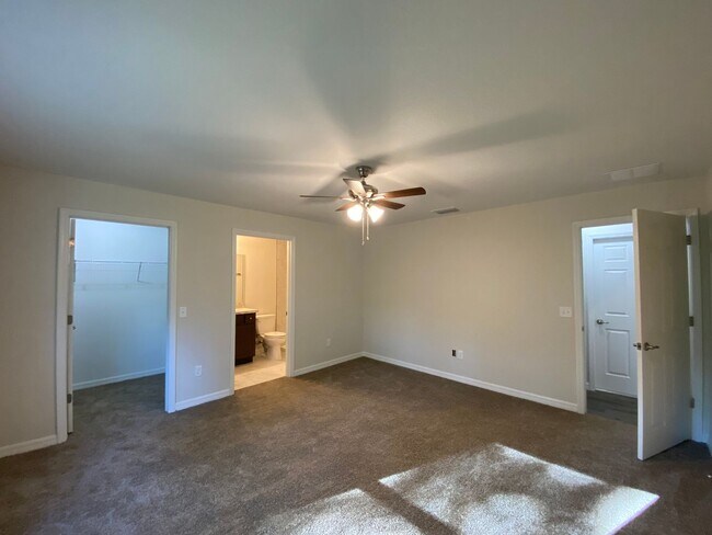 Building Photo - Custom Home - Desirable SE Ocala Neighborh...