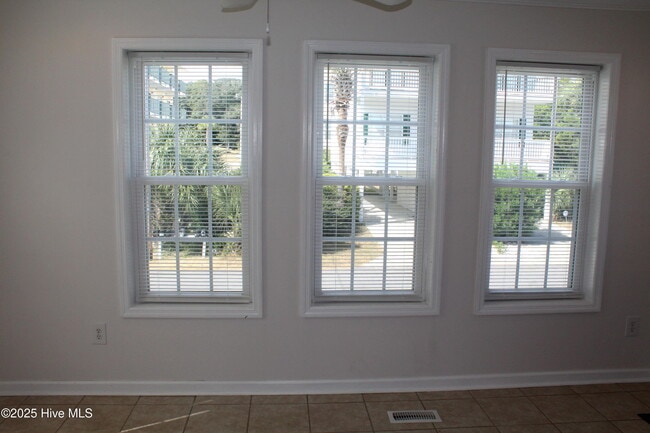 Building Photo - 933 Perrin Dr