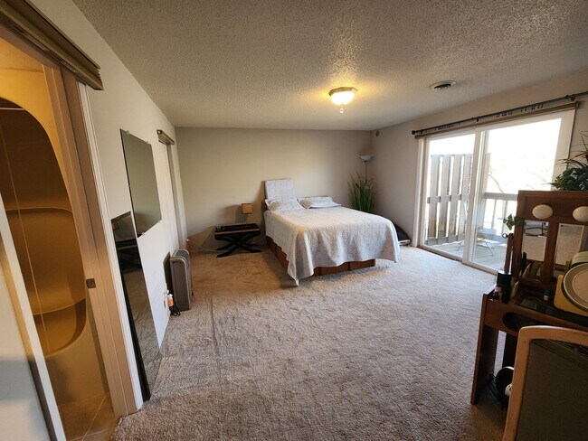 Building Photo - 701 E Lowe Ave