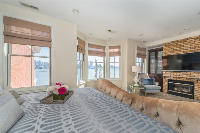 Building Photo - 8 Regency Pl