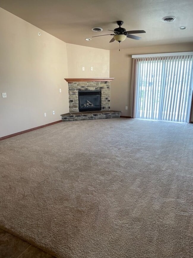 Building Photo - 2 Bedroom, 2 Bathroom Upper Available
