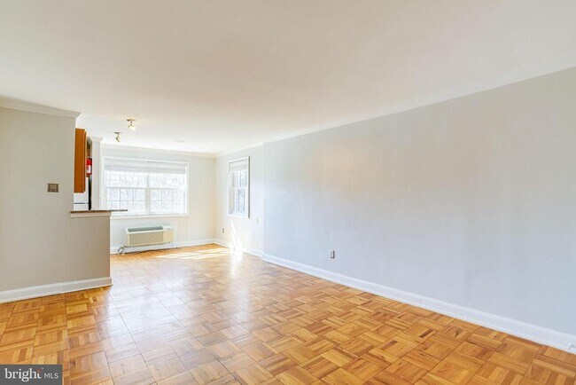 Building Photo - 1716 W Abingdon Dr