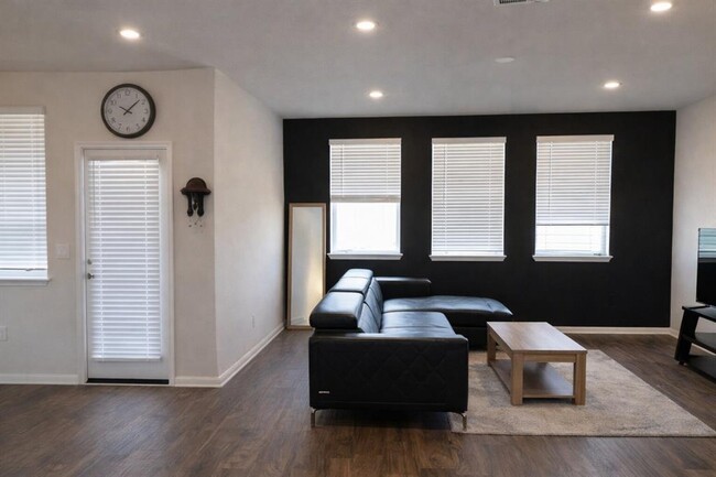 Building Photo - 608 Mais Dr