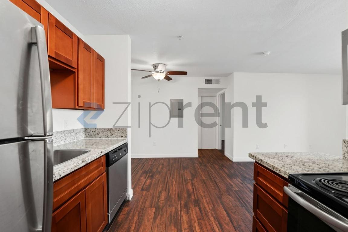 Building Photo - Unit B206