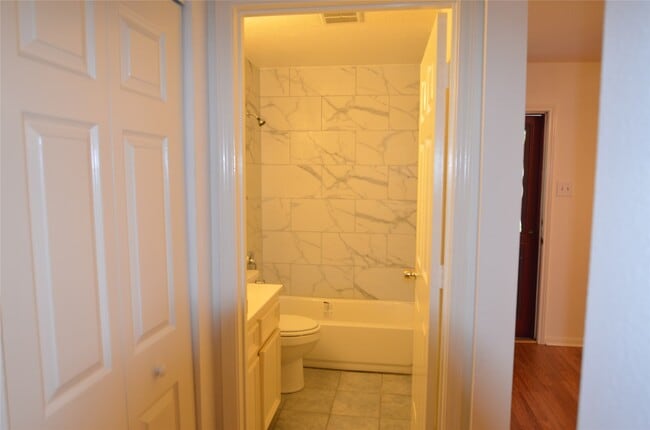 Building Photo - 9902 Trailway Dr