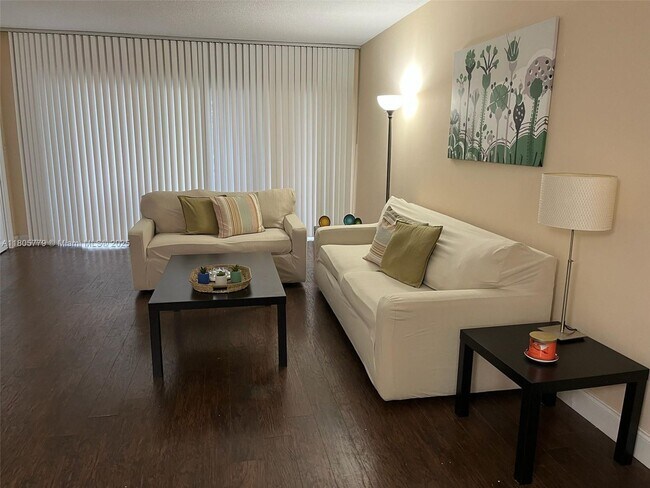 Building Photo - 3150 N Palm Aire Dr