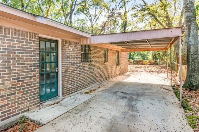 Building Photo - Charming Brick Home Close to Downtown Mobile and Quick Access to I-10!