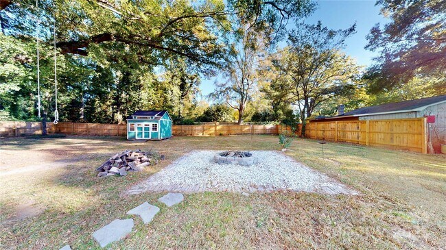 Building Photo - 1412 N Sharon Amity Rd