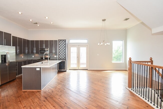 Building Photo - 748 W 16th St