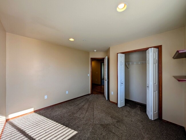 Building Photo - Residential Bliss: 3-Bedroom, 2-Bath w/ Ev...