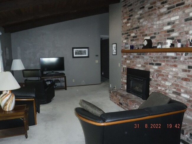Building Photo - Large 3 Bedroom House