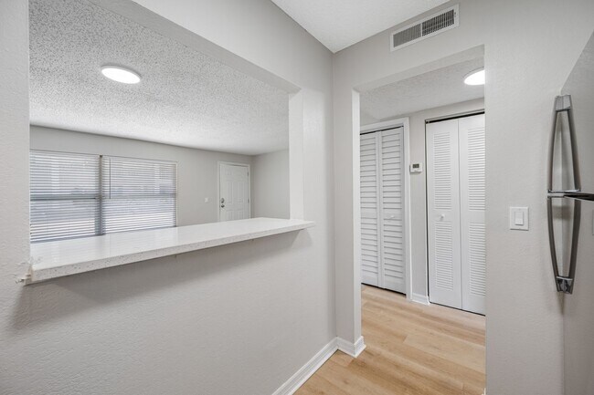Building Photo - Spacious 1 Bed-1Bath Apartment Newly Renov...