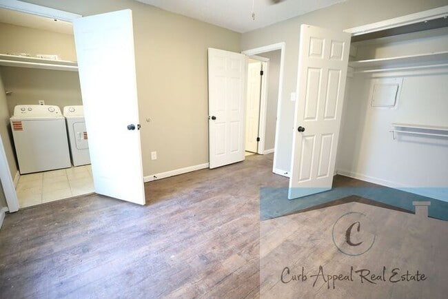 Building Photo - Recently renovated 1 bed, 1 bath apt - washer, dryer and utilities included!! HUD accepted!