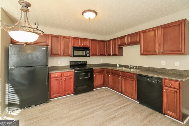 Building Photo - 7 Mineral Springs Ct