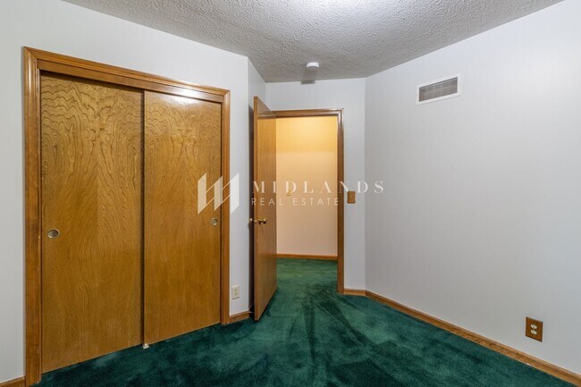 Building Photo - Updated Two Springs Split Entry
