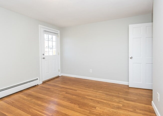 Building Photo - 182 1/2 River St