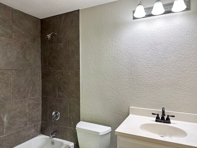 Building Photo - 4 Bedroom / 2 Bath